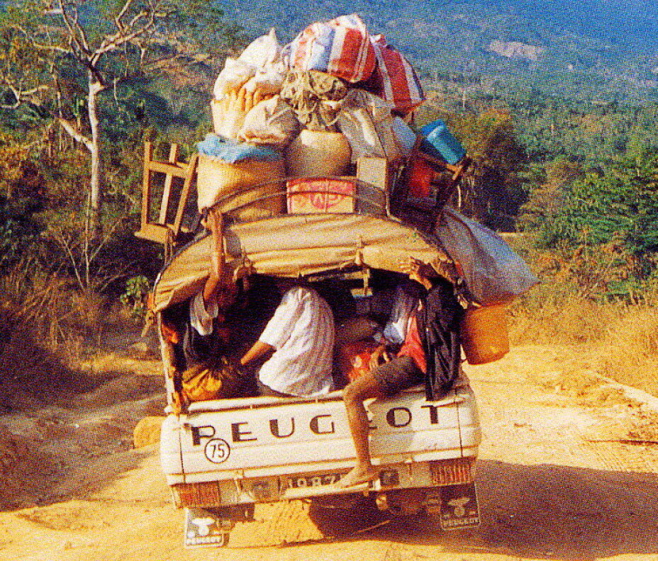 PERSONTRANSPORT: Pickuper er et av de vanligste kjøretøyene for persontransport i mange deler av verden. Også legenden Peugeot 504 som ble produsert frem til 2006 i Afrika.