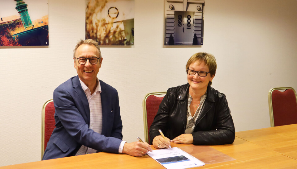 Bilde fra kontraktsigneringen; Inge Jan Thorsen, adm. direktør i Vassbakk & Stol og Dina Lefdal, fylkesdirektør for infrastruktur og vei i Vestland fylkeskommune.