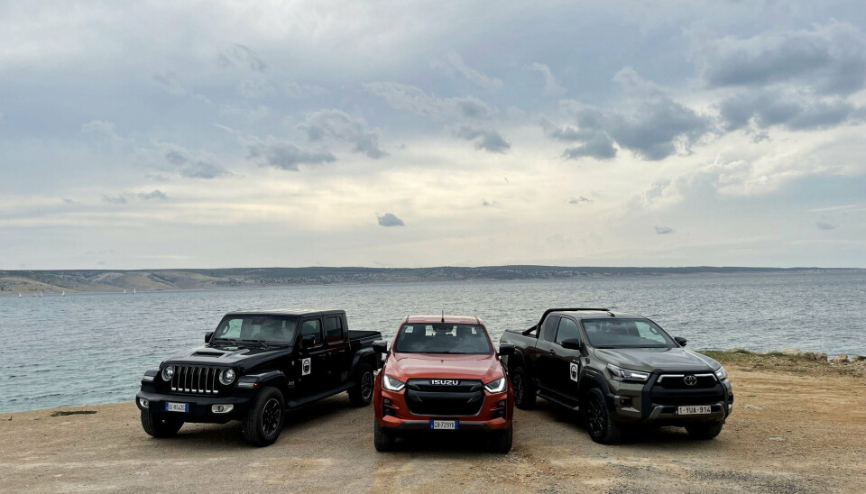 TRE AV FIRE: Tre av kandidatene til tittelen International Pickup of the Year 2022 var tilstede i Kroatia. Isuzu D-Max, Toyota Hilux og Jeep Gladiator. SsangYong Rexton Sports ønsket ikke å delta i sammenligningstest.