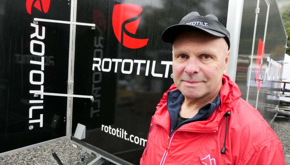 MESSEHENGEREN: Hans-Ronald Hohlweg på Loendagene ved messehengeren.