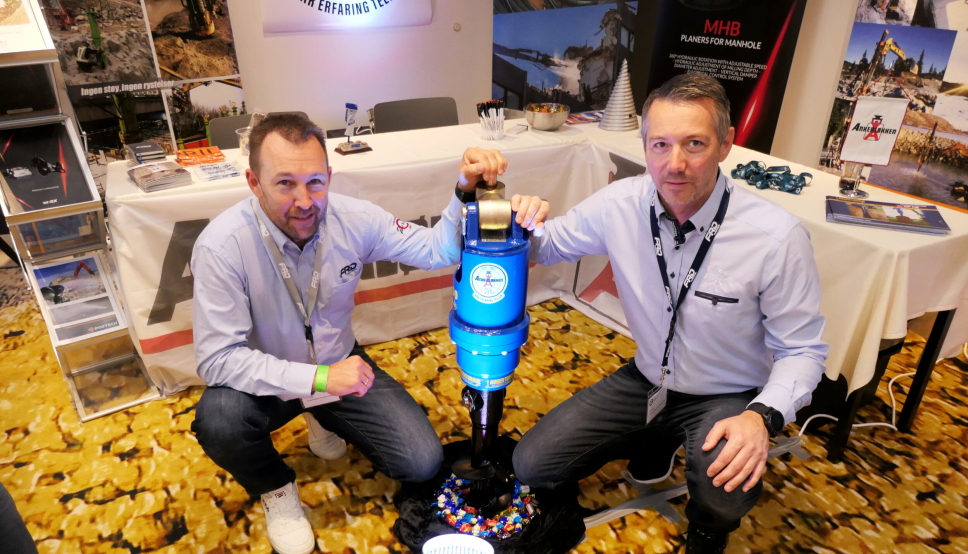 BREDT SPEKTER: Morten Paulsen (t.v.) og Jan-Erik Sundsby viser Auger Torque jordbor som kan ha en bredde fra 100-2400 mm og bore 15 meter ned.