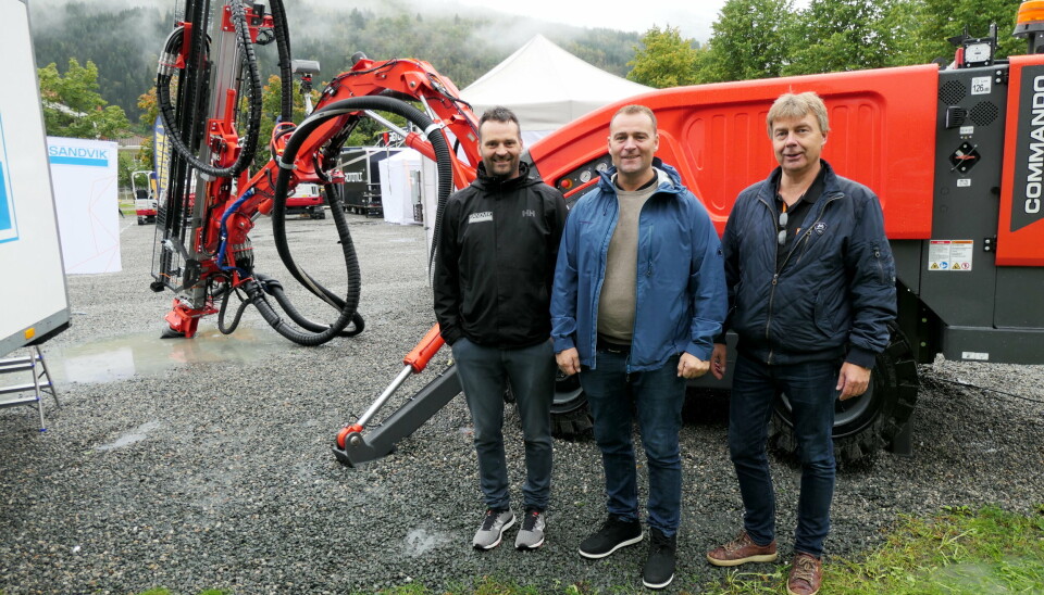 BORVOGN: Sandvik-trioen Roger Langaker (f.v.), Hans Erik Elven og Stian Nilsen med Commando DC300 som bakgrunn.