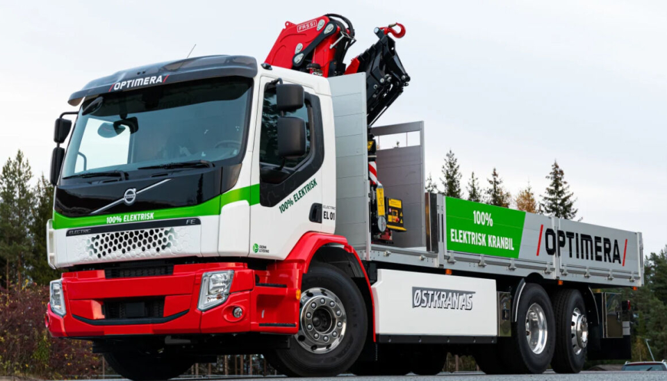To slike Volvo FE Electric kranbiler, tilhørende Østkran AS, skal kjøre byggevarer for Optimera.
