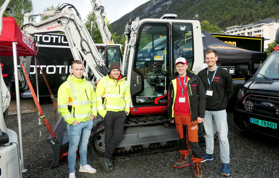 GODKJENT: Brødrene Bjørn Kristian (f.v.) og Olav Sindre Kvangarsnes sammen med Carl-Petter Vik Haugen og Sverre Krohn fra Haugen Maskinservice foran utstillingsmaskinen Takeuchi TB290-2.