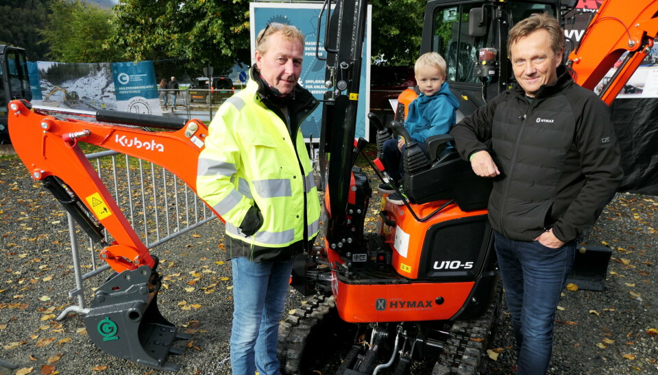 BLIKKFANG: Hymax-teamet Erland Monsen (t.v.) og Erik Brudvik med fremtidens maskinfører, Theodor Fosse, mellom seg.