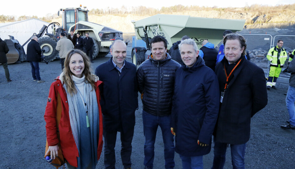 NOVEMBER 2018: Margrethe Ollendorff Lien var med på en delegasjon til et pukkverk i Vikan i Göteborg der Volvo CE og Skanska testet ut blant annet førerløse dumpere på batteri (bak). Feiring var svært nær å kjøre et lignende pilotprosjekt ved anlegget i Lørenskog. Her er hun sammen med, fra venstre, David Kristianslund (Volvo Maskin AS), Fredrik Holth (Gunnar Holth Grusforretning AS), Gunnar Thorud (Volvo Maskin AS, nå Volvo CE) og Geir Bartholsen (Veidekke Industri). Foto: Klaus Eriksen