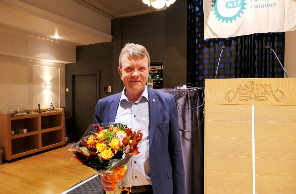BLOMSTER: Etter åpningen vanket det blomster på MEF-formann Arnstein Repstad.