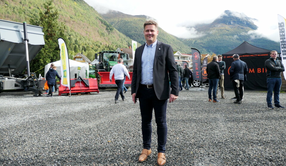 KONTROLL: Styreformann i MEFs Møre og Romsdal-avdeling, Rolf Anders Håberg, tar en siste inspeksjonsrunde på nedre utstillingsplass før publikum ventes.