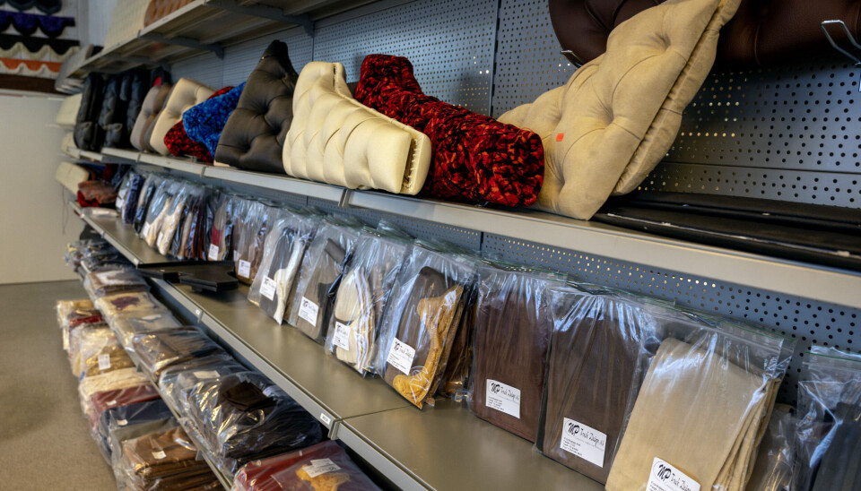 TREKK: Kapper, gardiner, dørtrekk og mye mer er lagervare i butikken på Hønefoss.