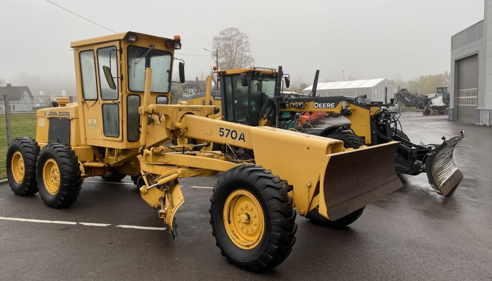HØVLER: Sande kommune har John Deere veghøvel fra 1984. Den står utstilt sammen med en helt ny.