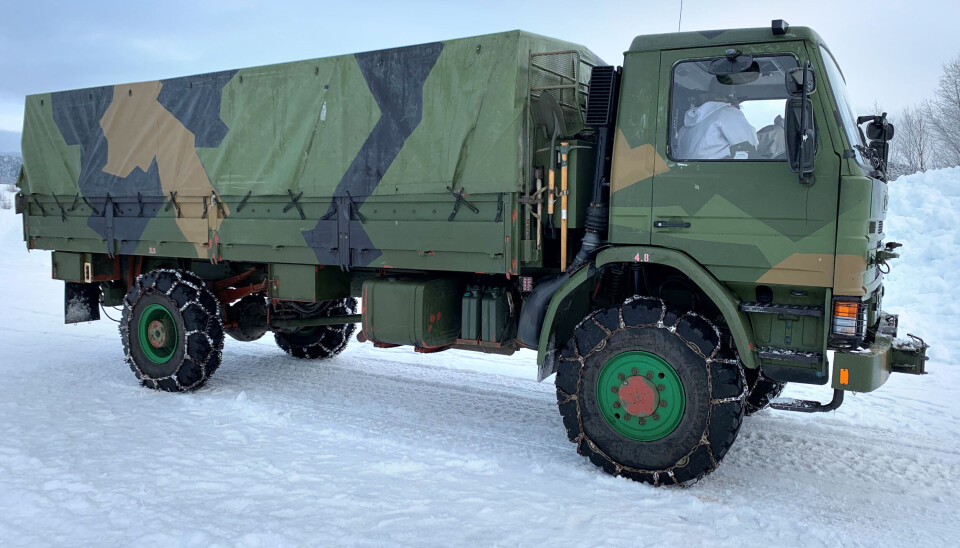 Trygg kjetting på en av de mange Scania-ene i Forsvaret.
