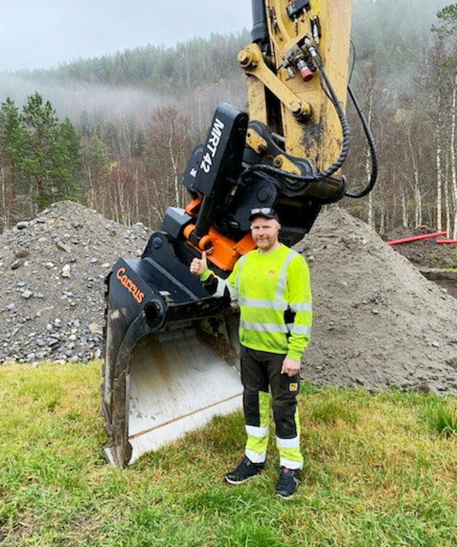 FORNØYD: Eier Pål Kenneth Strøm hos Maskinentreprenøren PK Strøm AS er fornøyd med den nye Marttiini-kjempen.