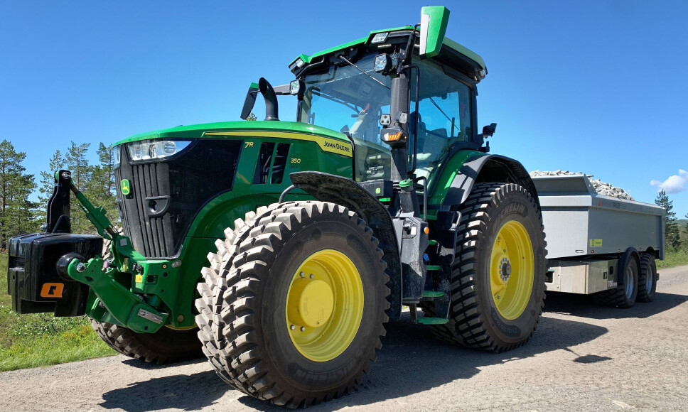 ÅRETS TRAKTOR: Entreprenørtraktoren John Deere 7R350 er kåret til «Tractor of The Year» av europeiske journalister. Her er modellen fotografert på Kongsberg i sommer.