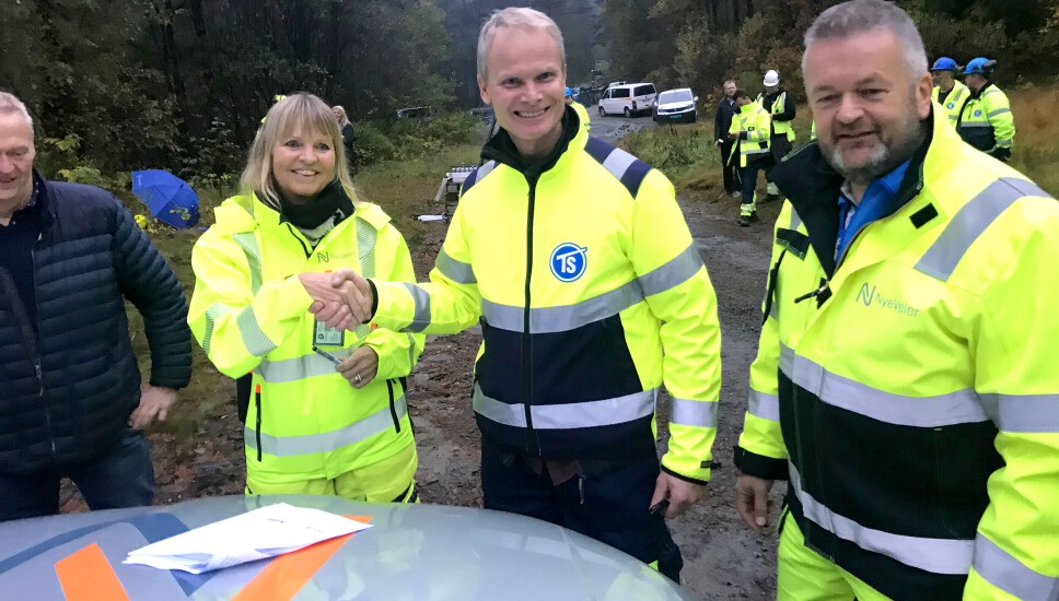 Nye Veiers administrerende direktør Anette Aanesland og Sigmund Lundevik, assisterende prosjektleder i Arbeidsfellesskapet Implenia Stangeland gratulerer hverandre etter signering av kontrakt. Prosjektsjef Harald J. Solvik fra Nye Veier til høyre, og Lyngdals ordfører Jan Kristensen til venstre.