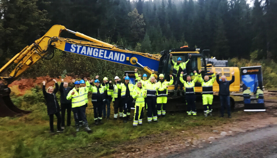 Byggherre Nye Veier, arbeidsfellesskapet Implenia Stangeland, underleverandører og representanter fra Lyngdal kommune slipper jubelen løs for anleggsstart i Lyngdal.