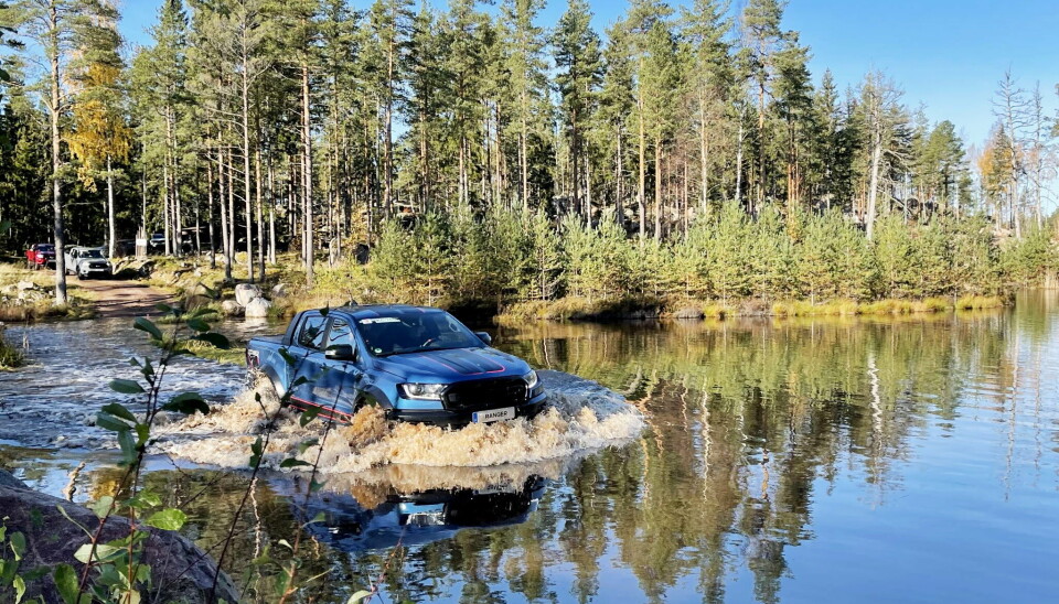 PÅ DYPT VANN: Ford Ranger Raptor under vading i de finske skoger. Det var under slike forhold de fire nye utgavene ble presentert for nordisk motorpresse.