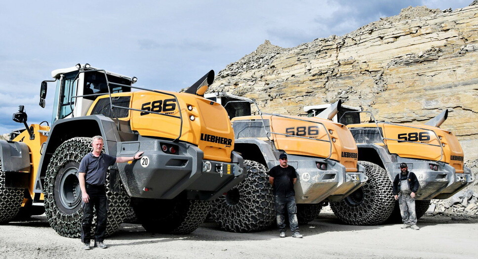 TRIPPEL: Med riktig dekkvalg og solide kjettinger rund baut forserer tre Liebherr-lasterne søle- og gjørme i bruddet etter bare ei lita regnskur. Foto: Liebherr