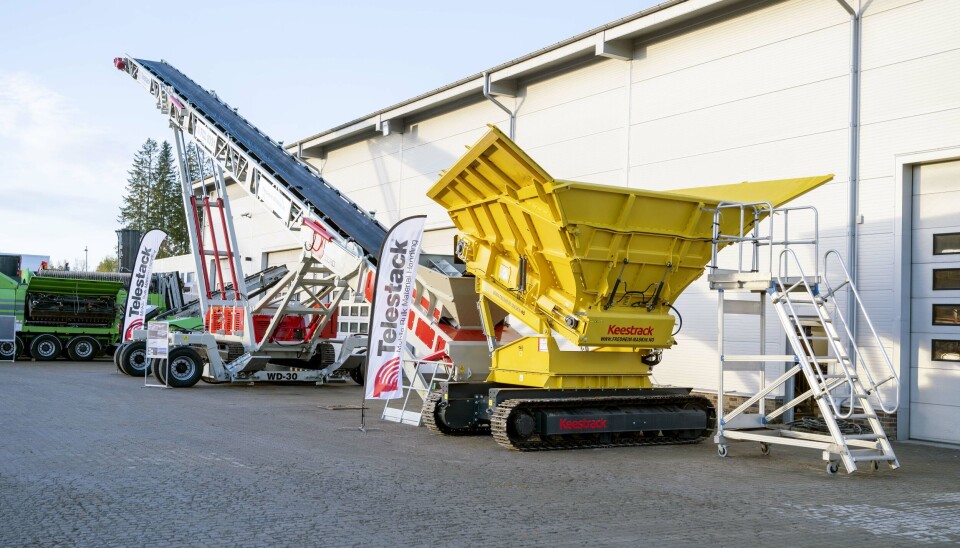 FLEKSIBEL: Materen fra Keestrack har belteunderstell og mens stackeren fra Telestack står i en vugge med hjul. Det gir stor fleksibilitet ved for eksempel lasting av båter.