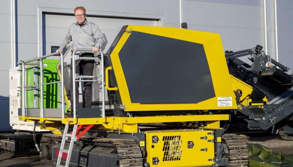 STOLT: Per Olav Fredheim på den nye generatoren som er bygget på et understell med belter. Denne løsningen kommer etter en ide fra Spydeberg-bedriften.