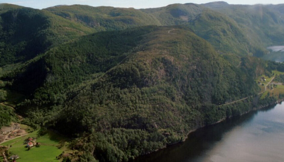 Engebøfjellet er stridens kjerne. Engebøfjellet som er et 300 meter høyt fjell på nordsiden av Førdefjorden i Naustdal i Sunnfjord kommune i Vestland.