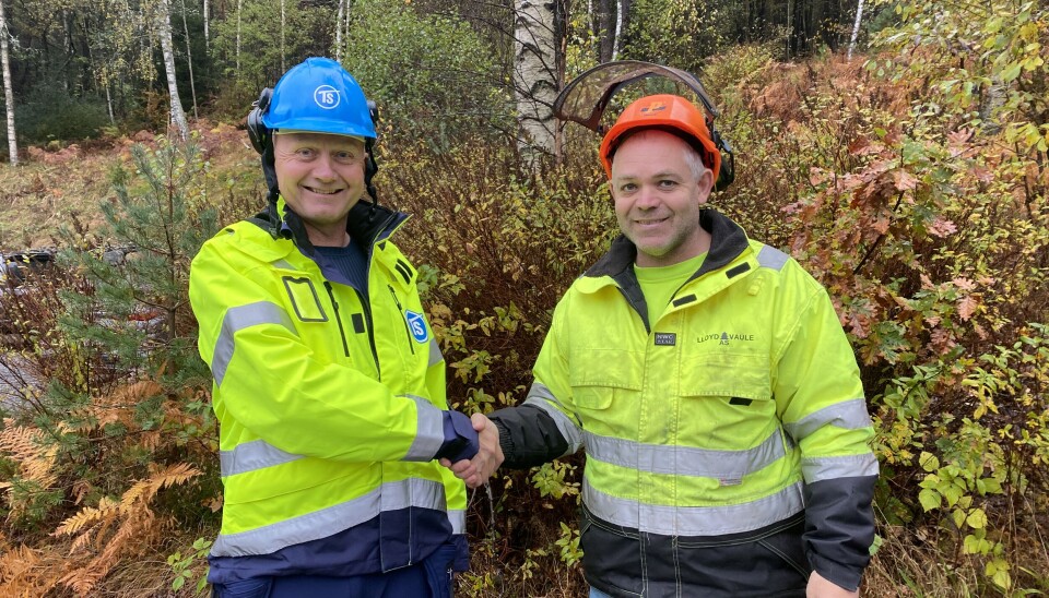 Avtalen på skogsarbeid er i boks, og Per Svendsen og Lloyd Vaule forsegler avtalen.