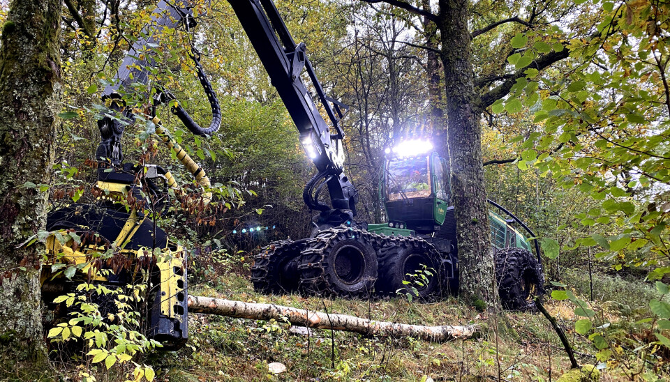 Her er Vaule i gang med avskoging på på Vatland, på vestsiden av trassen i Lyngdal. Det er en John Deere 1270E hogstmaskin som blir brukt. Vaule har to av denne typen, og venter leveranse på en ny, større til våren.
