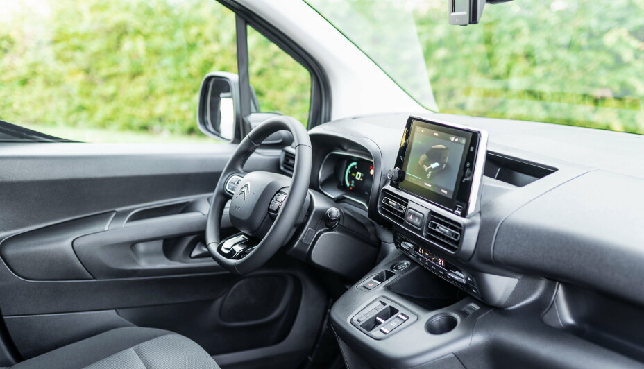 FORSKJELLER: Noe av det som skiller bilene innvendig er designet i instrumentclusteret samt ratt-design og funksjonsknappene på rattet. Her Citroen e-Berlingo