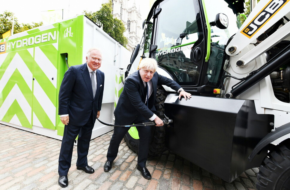 MARKERING: JCB-eier sir Lord Bamford (t.v.) fikk med den britiske statsministeren Boris Johnsen under en markering for JCBs storsatsing på hydrogen. Foto: JCB