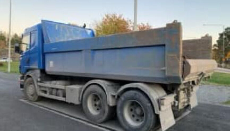 Svensk politi har publisert dette bildet av en av de tre lastebilene fra samme firma som ble stoppet i helgen i Stockholm. Bildefilen er knøttliten så bildet har ikke den beste kvaliteten.