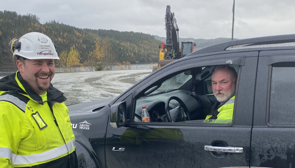 FORNØYDE: Maskinfører og arbeidende formann Knut Anders Mathisen og medeier Are Tangstad i Tangstad Transport er godt fornøyde med løsningen for undervannsgraving.