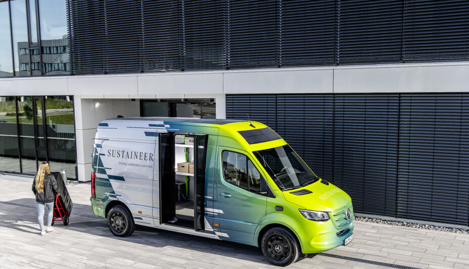 LUKKER: Når føreren går bort fra bilen vil dørene automatisk lukke seg.