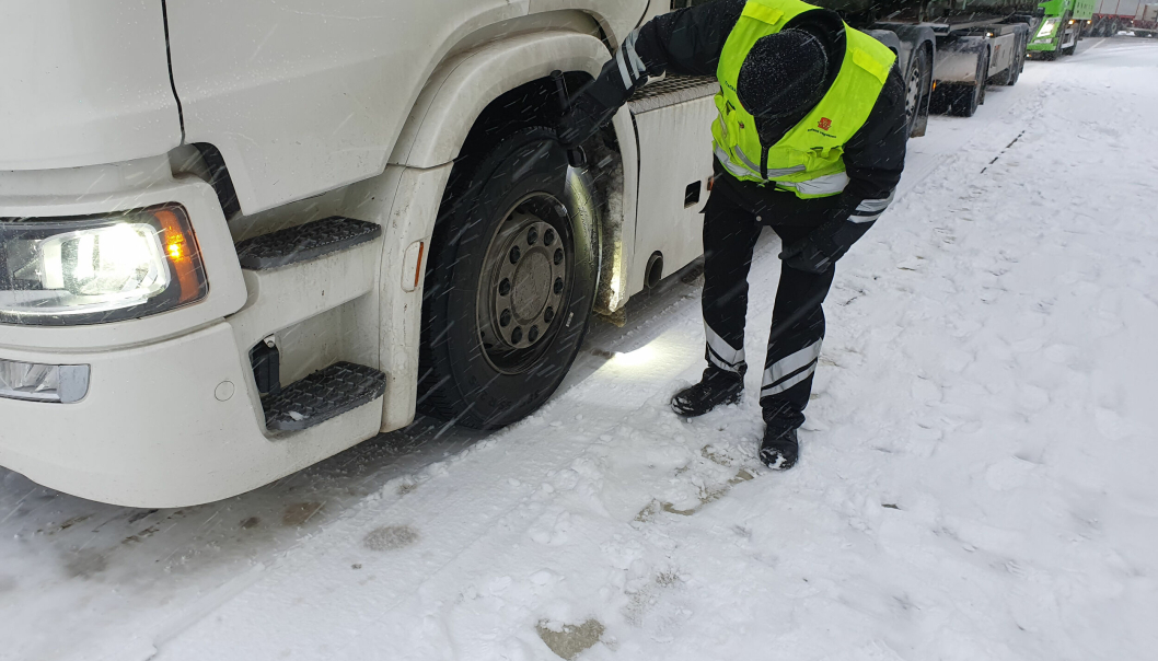Kontrollørene i Statens vegvesen er klare for nye kontroller av vinterutrustning på tunge kjøretøy. Bildet er fra sesongen 2020/2021.