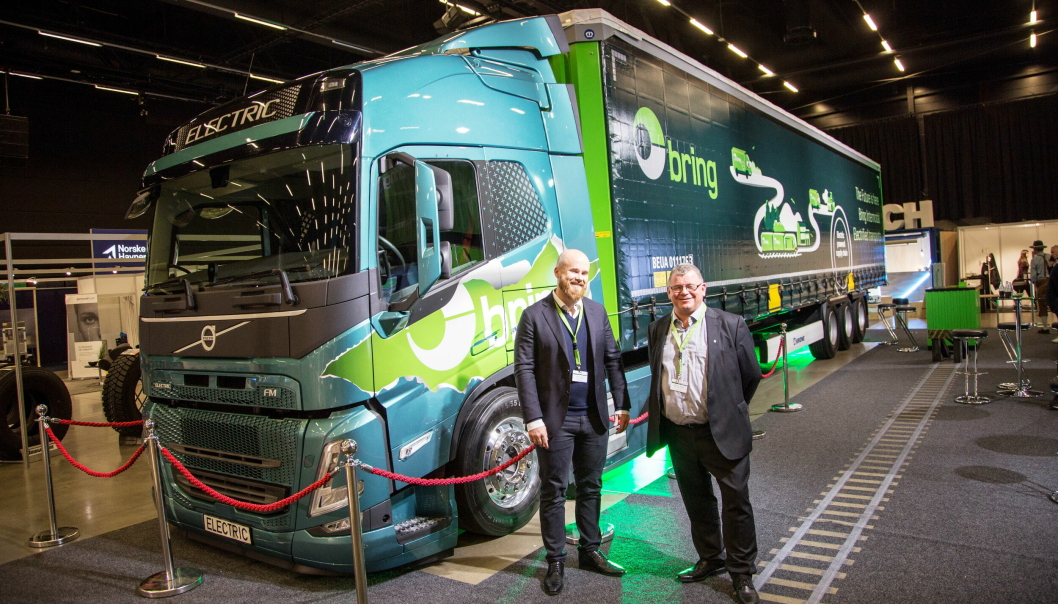 Bring stilte med en med prototyp på Volvo FM Electric på Transport & Logistikk 2021. David Stanislaw Stawcyk (til venstre) og Stein Børre Johnsen fra Bring gleder seg til å tilby helelektrisk transport til sine kunder.