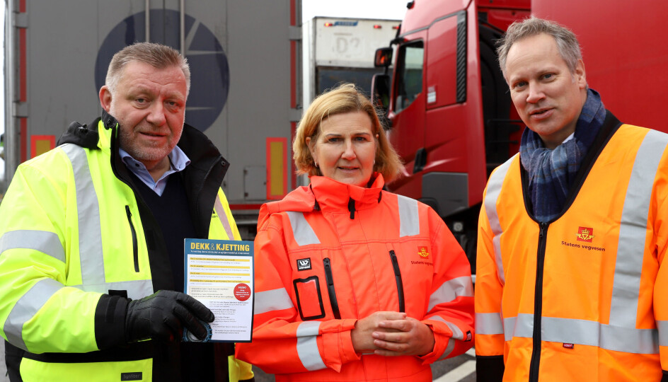 Fra venstre: Geir A. Mo (administrerende direktør i NLF), veidirektør Ingrid Dahl Hovland og samferdselsminister Jon-Ivar Nygård.