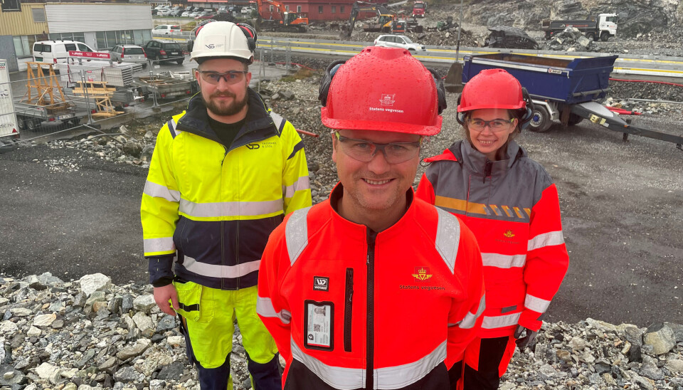 Byggeleder Allan Emil Nyheim og kontrollingeniør Anne Marta Espelund i Statens vegvesen. Til venstre står anleggsleder Glenn Mindre fra hovedentreprenør Vassbakk & Stol.