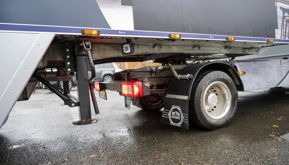 MINI: Svingskive, støttebein og alt annet er som en hvilken som helst semitrailer. Bare mindre.