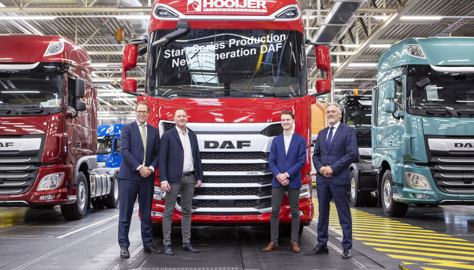 Den første New Generation DAF, som kom ut av produksjonslinjen 4. november, ble hilst velkommen av, fra venstre, Harry Wolters (president for DAF), André Verbeek, direktør/eier av Verbeek Agra Vision og eier av den nye lastebilen, Niels Verbeek og John Jorritsma (borgermester i Eindhoven). Den første New Generation DAF, som kom ut av produksjonslinjen 4. november, ble hilst velkommen av, fra venstre, Harry Wolters (president for DAF), André Verbeek, direktør/eier av Verbeek Agra Vision og eier av den nye lastebilen, Niels Verbeek og John Jorritsma (borgermester i Eindhoven).