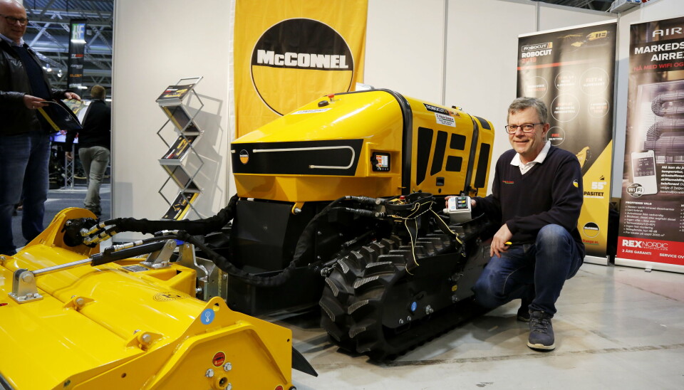 NYHET: Robocut RC40 serie 2 er en helt ny modell. Her er daglig leder Olav Austlid med enheten for nødkjøring i hånda.