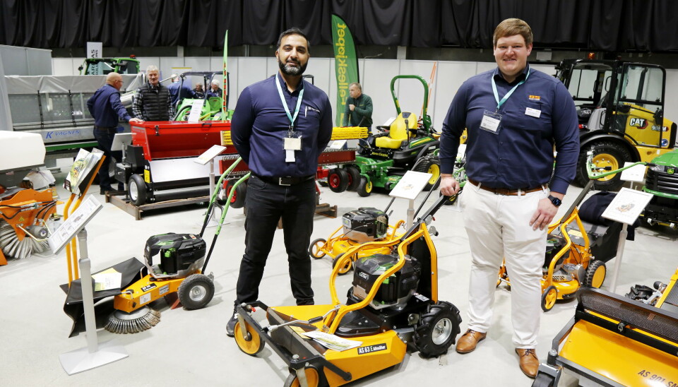 NYHETER: Disse klipperne rundt Syed Jawad Shan (t.v.) fra Felleskjøpet og Armin Langmair fra produsenten AS-Motor, er kanskje små, men var de store nyhetene likevel.