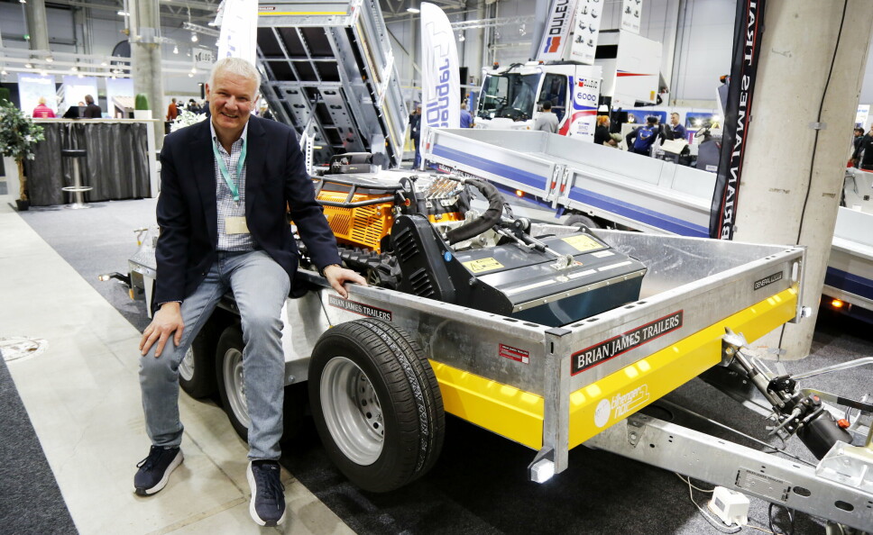 KLIPPER OG HENGER: Morten Kulstad i Kulstad Maskin med en ny Robo Mini-klipper på en ny maskinhenger fra Brian James Trailers.
