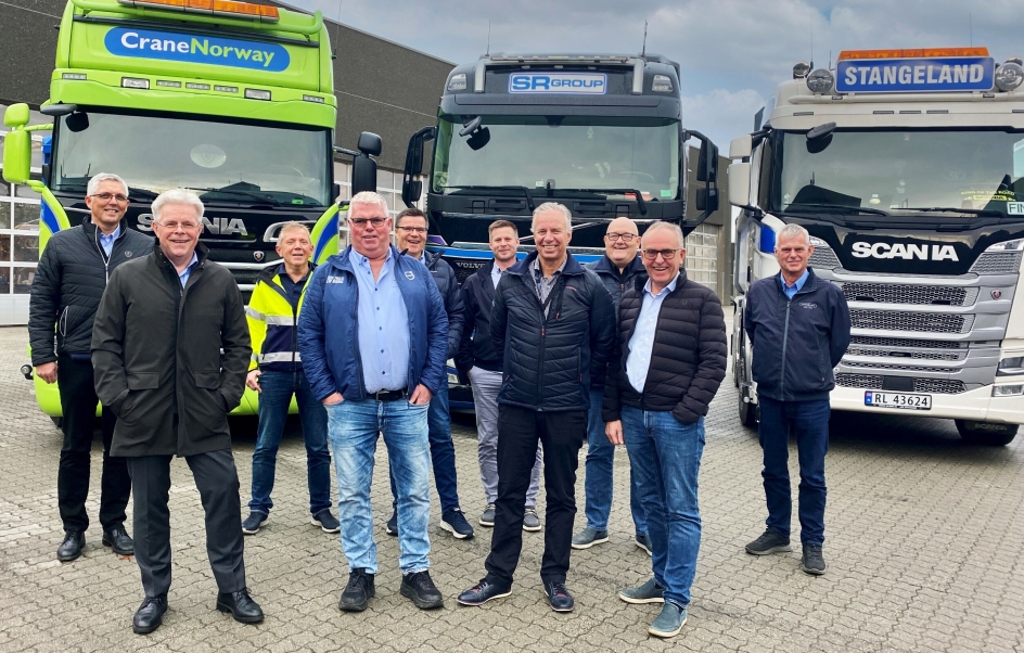 Fra venstre: Arild Netland (Norsk Scania), Frode Neteland (Norsk Scania), Kjell Arild Egeland (Stangeland maskin), Terje Stangeland (Trucknor Rogaland), Ståle Jensen (Trucknor Rogaland), Tore Oftedal (Crane Norway), Bjørn Røstad (SR-Group), Helge Hinna (SR-Group), Olav Stangeland (Stangelandgruppen) og Birger Lea (Crane Norway).
