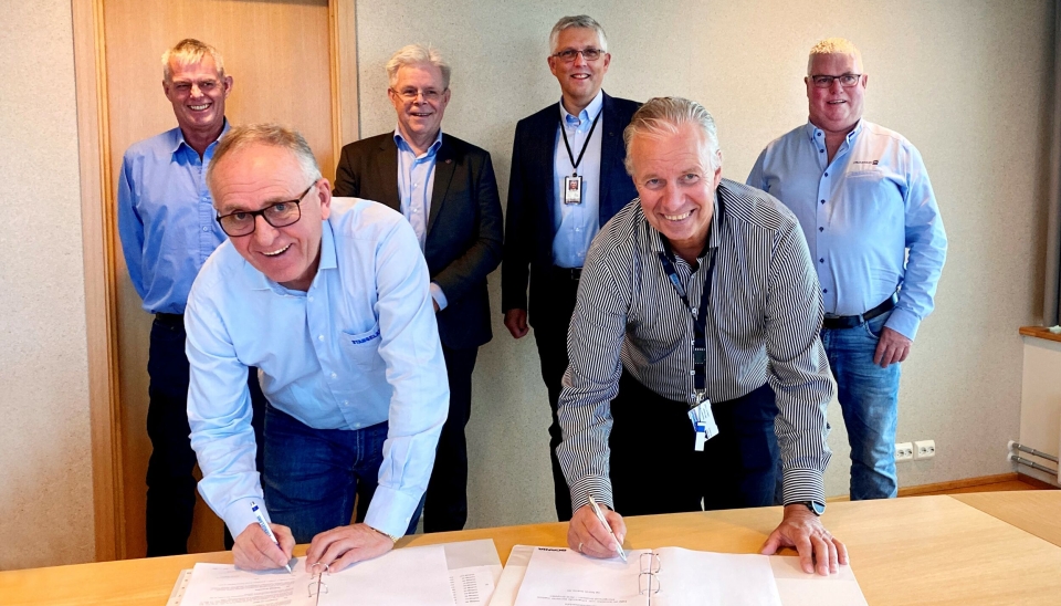 Signering med god stemning. Fremme fra venstre: Olav Stangeland sammen med Bjørn Røstad i SR-Group. Bak fra venstre: Birger Lea (driftssjef i Crane Norway Vest), Frode Neteland (administrerende direktør i Norsk Scania), Arild Netland (Norsk Scania) og Terje Stangeland (Trucknor Rogaland).