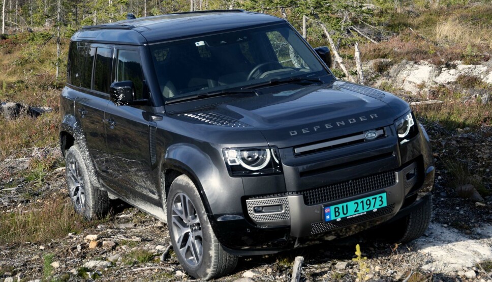 TØFF: Du behøver ikke være så redd for at siste parkeringsplassen er tatt når du er på fjellet med en Land Rover Defender. Du kan stort sett kjøre dit du vil.
