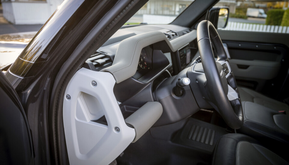 ELEGANT: Materialvalgene i Land Rover Defender er tøff, robust og i særs god kvalitet.
