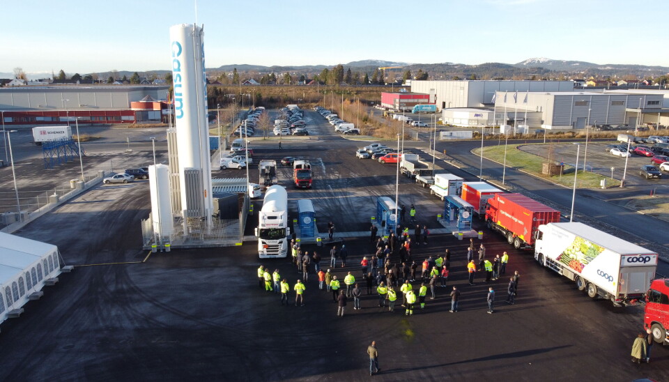 Rundt 100 personer var til stede under åpningen av fyllestasjonen mandag.
