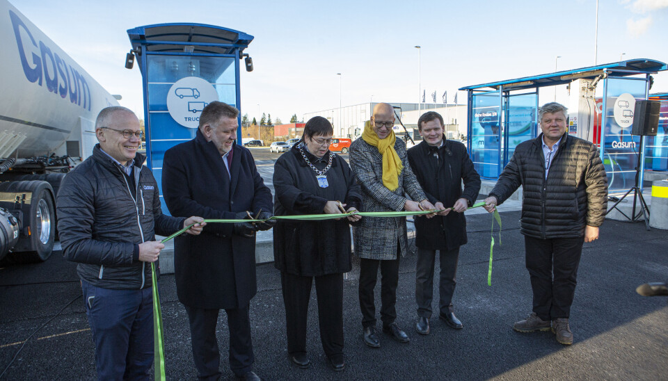 Snorklipping ble utført av Geir Mo (NLF), ordfører Rita Ottervik, Geir Inge Stokke (Coop) og Jukka Metsala (VP Gasum Traffic). Snorholdere er Jogeir Munkeby (til venstre) og John Melby som begge er fra Gasum.