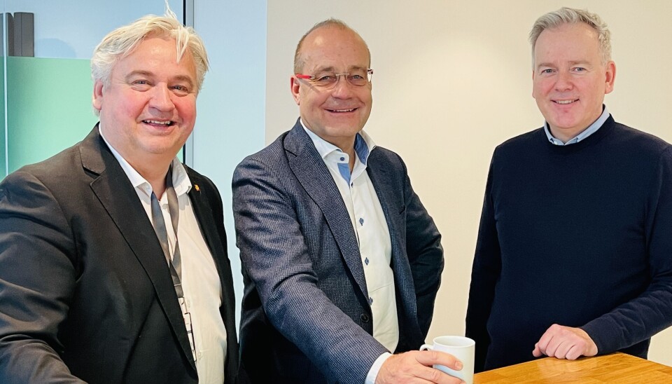 Utbyggingsdirektør Kjell Inge Davik (t.v.) og direktør for kontrakt og marked i utbyggingsdivisjonen i Statens vegvesen, John Atle Haugland (t.h.) ser frem til å samarbeide tett med Johan Arne Vatnan.