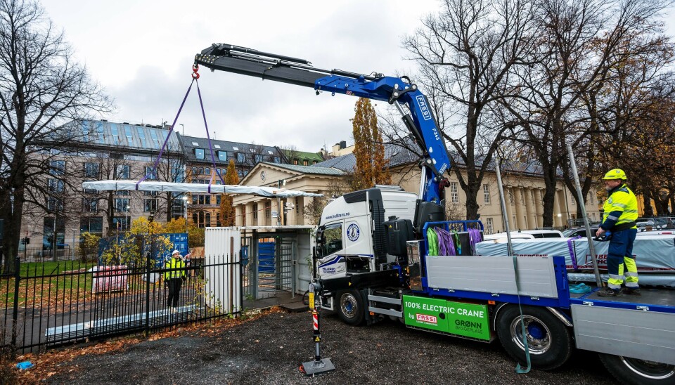 STILLE: Det er helt stille når Jørn Aaserud fra Hellerød Transport leverer materialer for Maxbo Proff til rehabiliteringen av Oslo Børs.