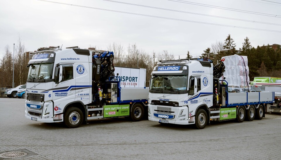 TO BILER: Volvo FH540-en har en Fassi F425 kran mens Volvo FM500-en har en Fassi F345. Begge har den samme elmotoren og batteripakken som gjør at kranene kan kjøres utslippsfritt.