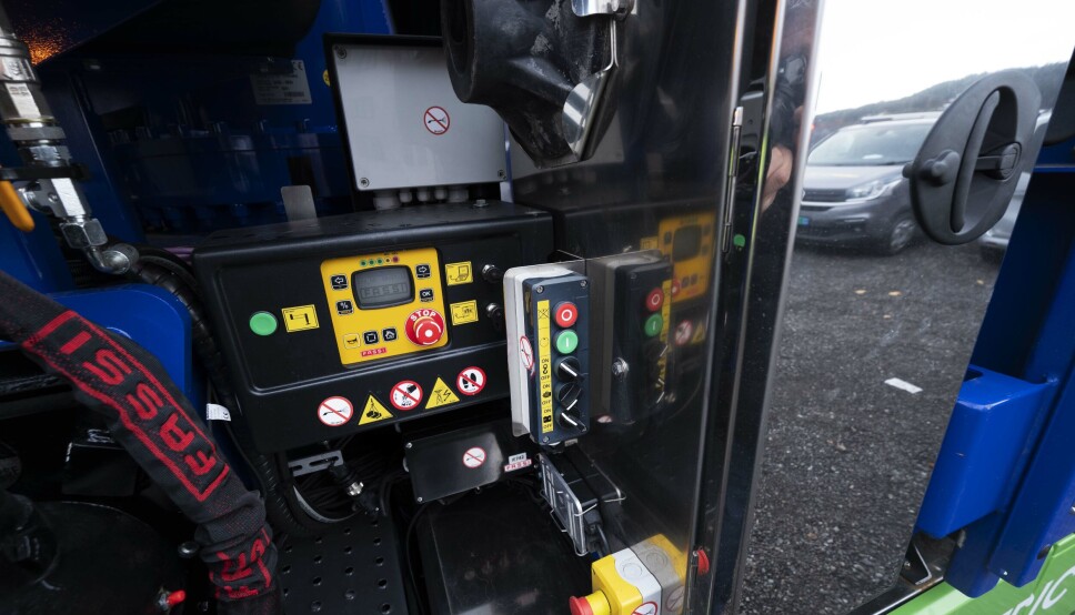 BRYTER: Med et bryterpanel ute på krana velges det mellom elektrisk eller hydraulisk drift.